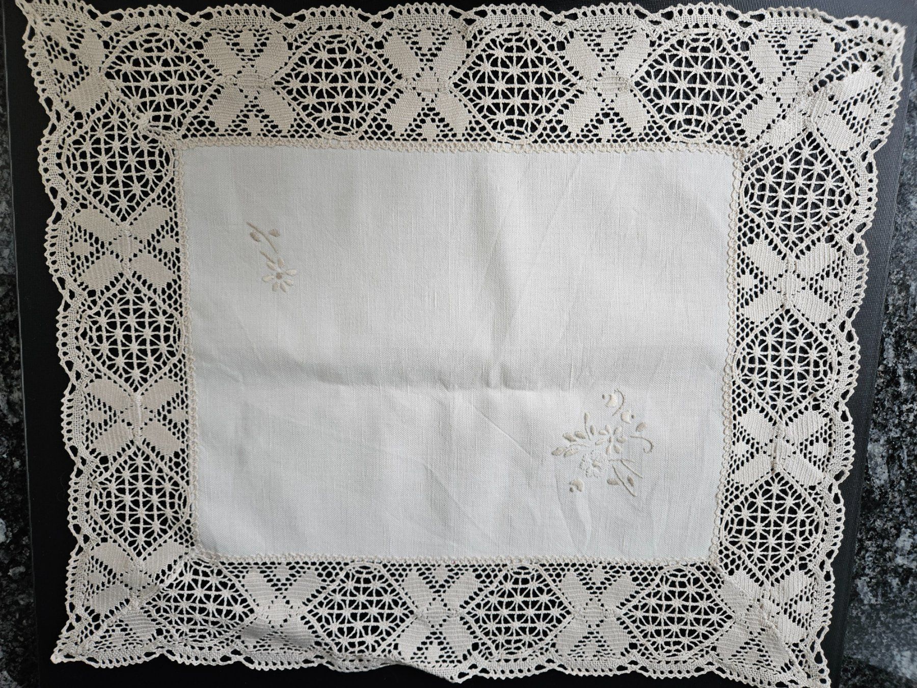 Tutte le decorazioni: Spitzendeckchen Spitzendeckeli 53x46 cm Tischset Shabby Chic – Usato da Gossau ZH venduto da LeoniesDeko