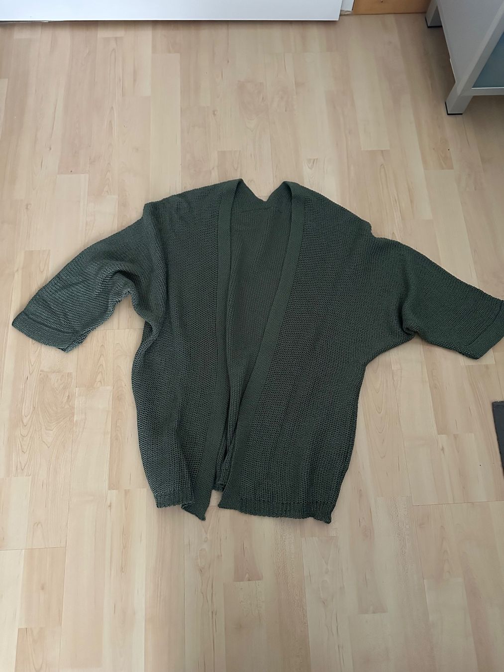 Giacche: Neue Olivgrüne Strickjacke Grösse One – Nuovo (secondo la descrizione) da Langnau aA venduto da Camelia14