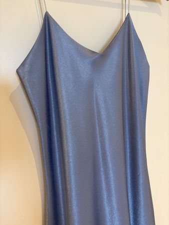 Samtig, schimmerndes hellblaues Kleid, 36/38