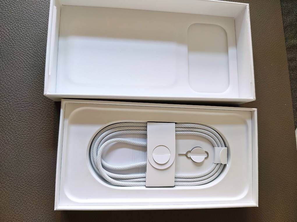 Telefoni cellulari / Smartphones: Iphone 17 pro max 512gb neuf – Usato da Delémont venduto da rooms2 2