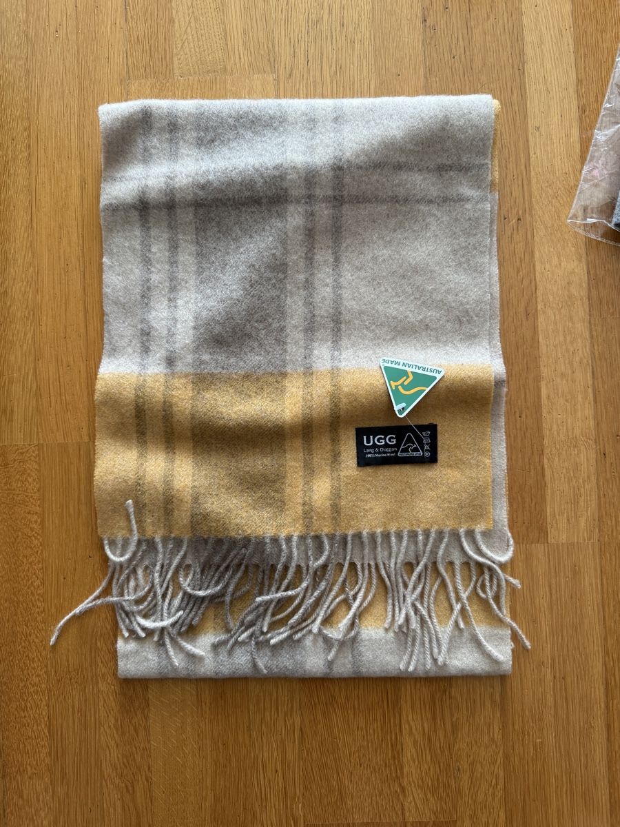 Foulard & Sciarpe: NEW UGG Australia Merino Wool Scarf – Nuovo e nell'imballaggio originale da Zürich venduto da Eb_