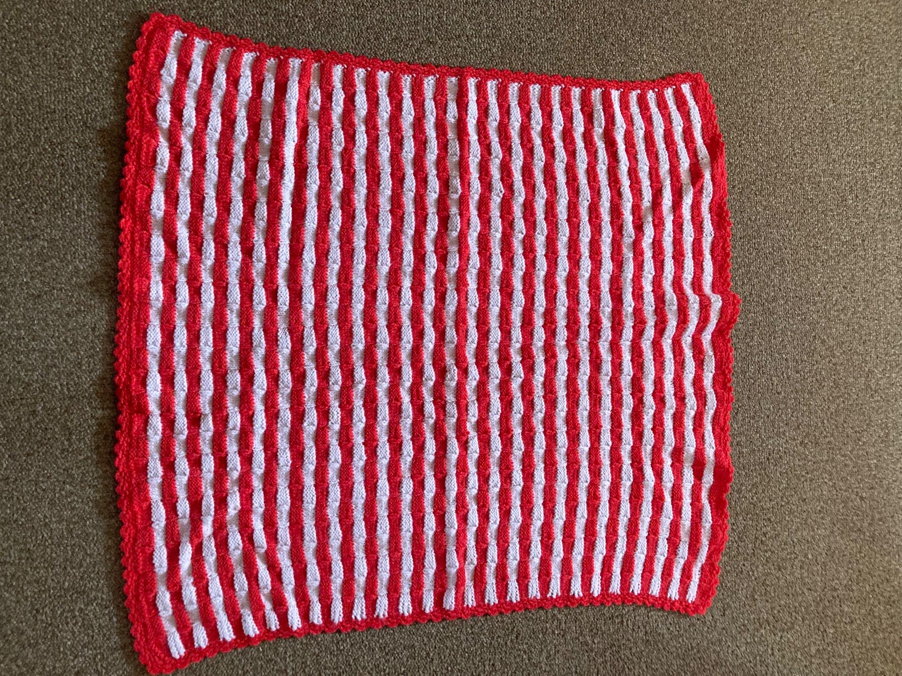 Coperte: Gestrickte Decke rot-weiss, unbenutzt – Nuovo (secondo la descrizione) da Zürich venduto da 2Shopnow
