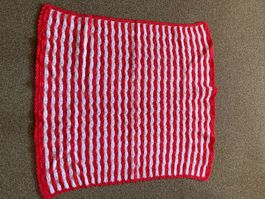 Gestrickte Decke rot-weiss, unbenutzt