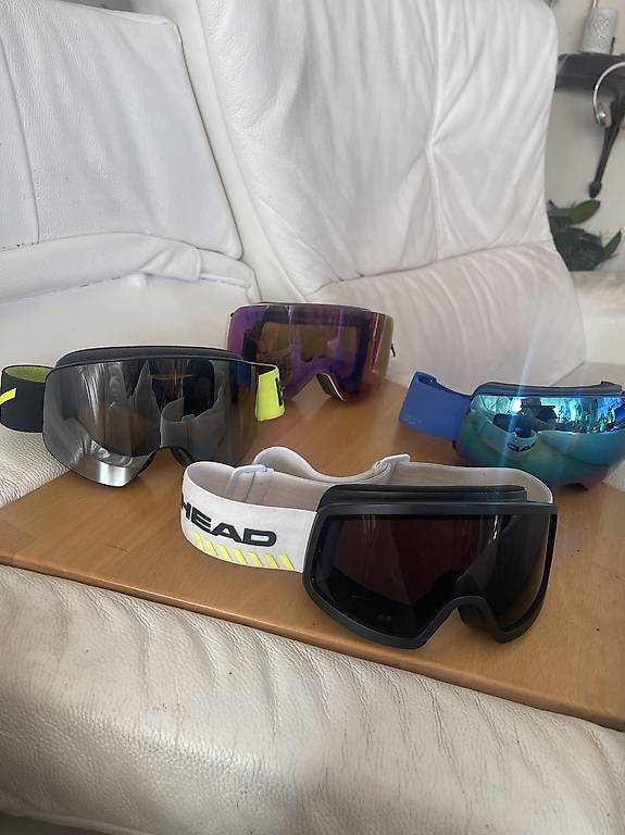 Skis: Chaussure gants lunettes  – D'occasion à fribourg par gsmv 2