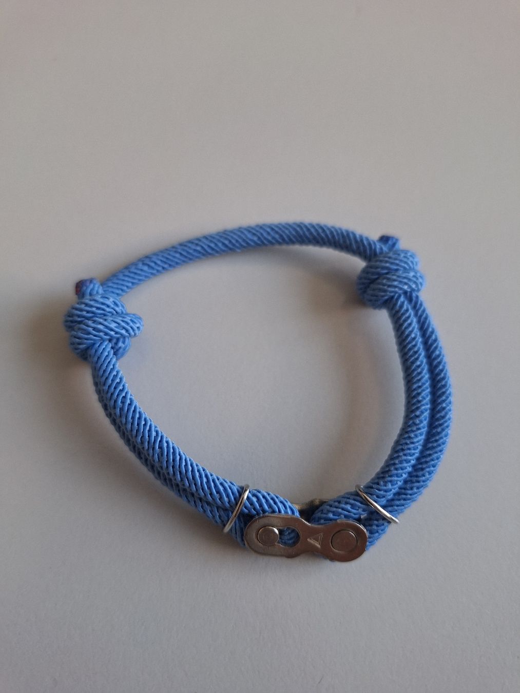 Bracciali & Braccialetti: Armband hellblau mit Kettenschloss – Nuovo e nell'imballaggio originale da Jona venduto da SL95
