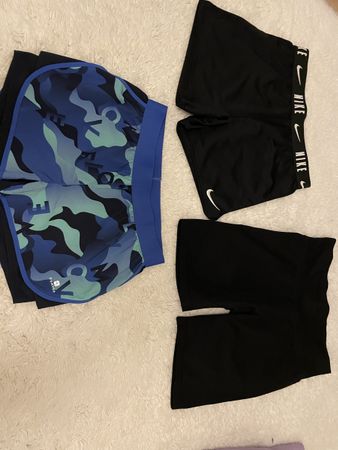 3 Sport Shorts Nike Gr. M / Domyos Gr. 152