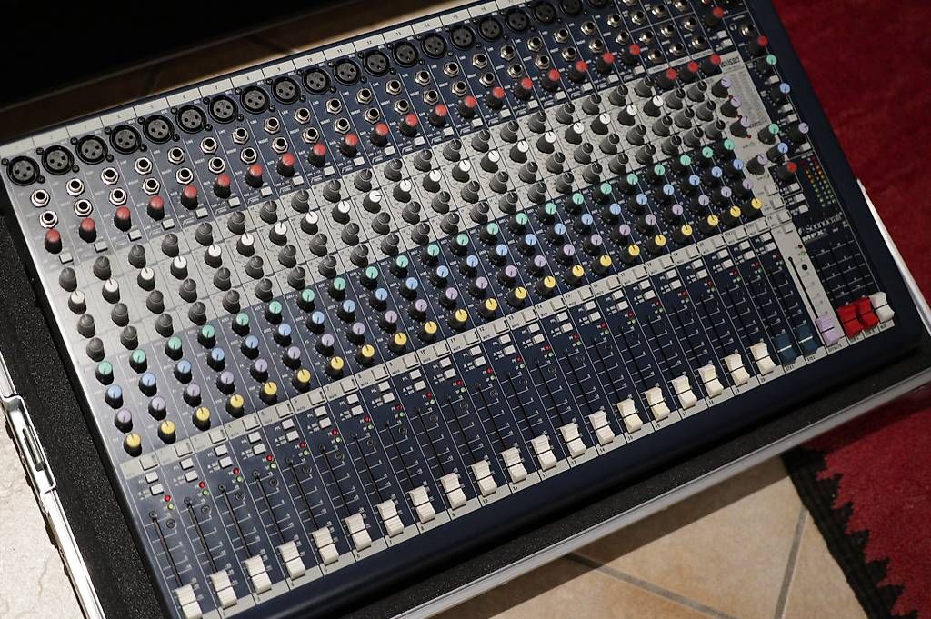 Soundcraft Console di mixaggio: soundcraft mfx 24 avec flightacase – Usato da Vaulion venduto da akedia 1
