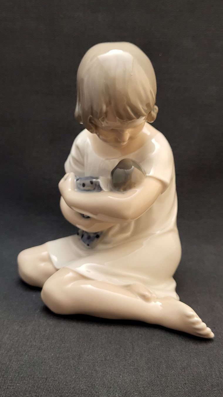Royal Copenhagen Statuette: Mädchen mit Puppe ROYAL COPENHAGEN – Usato da Basel venduto da spinne02 5