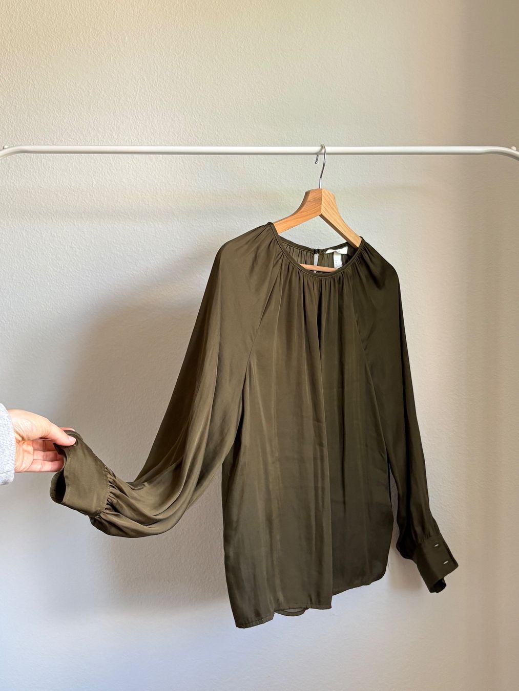 H&M Camicette: olivgrüne Bluse mit langen Ärmeln – Usato da Zürich venduto da bbbggg 2