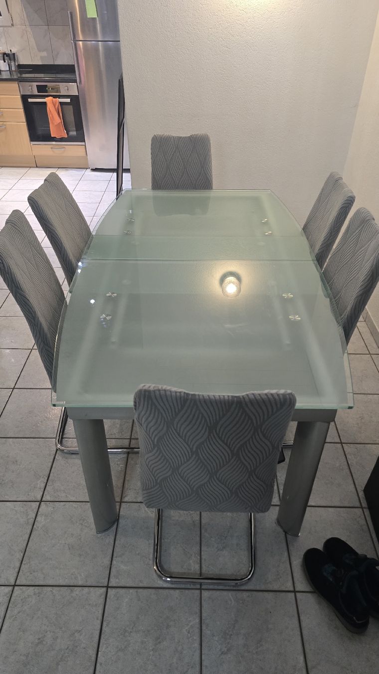 Tables: Esstisch mit Glasplatte – D'occasion à Lengnau BE par esl_7h6z