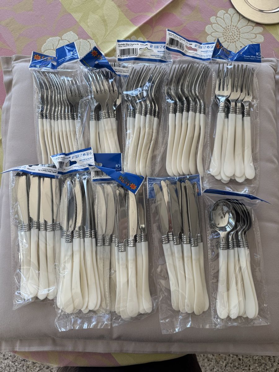 Set di posate: Besteck Sets mit elfenbeinfarbenen Griff neu. – Nuovo e nell'imballaggio originale da Zürich venduto da Flo021000