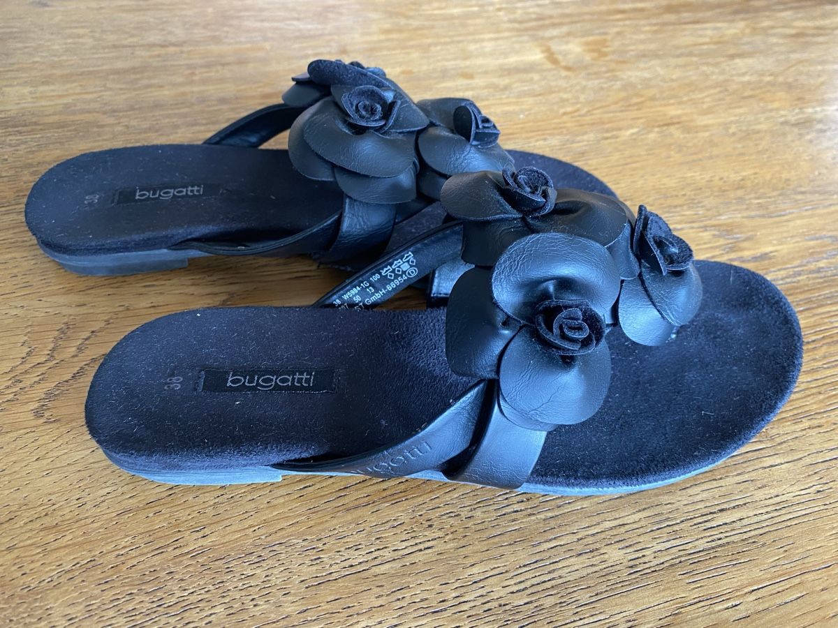 Bugatti Scarpe da donna: Bugatti Black Flower Flip Flops, Size 38, Summer Shoes – Usato da Nendeln venduto da PrincessLeeza 1