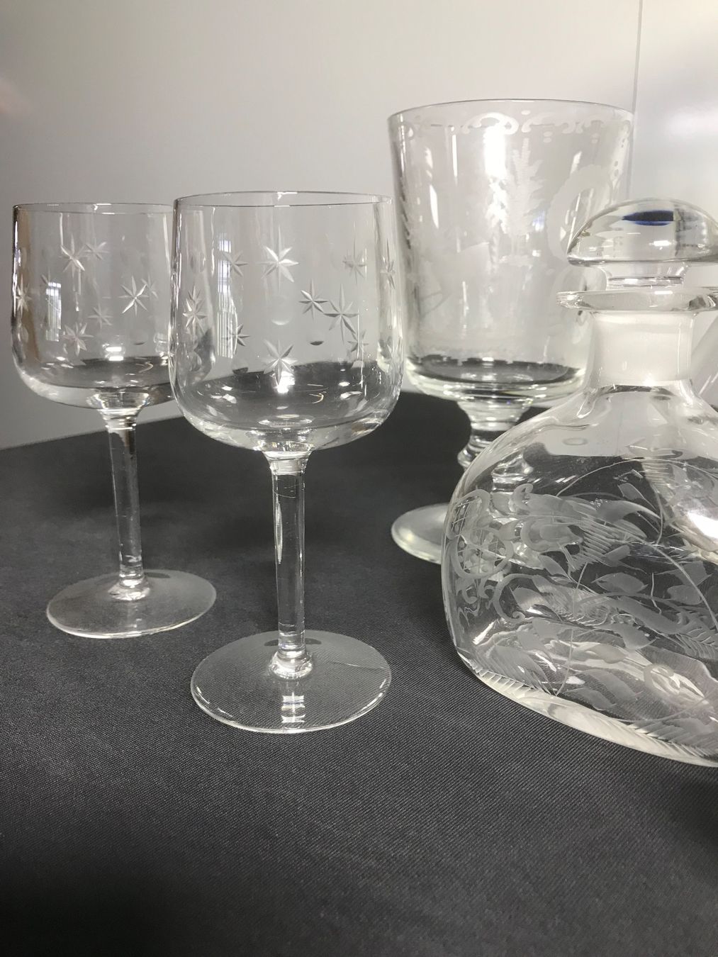 Caraffe: 3 antike Karaffen und 5 Gläser – Usato da Winterthur venduto da efant12 1
