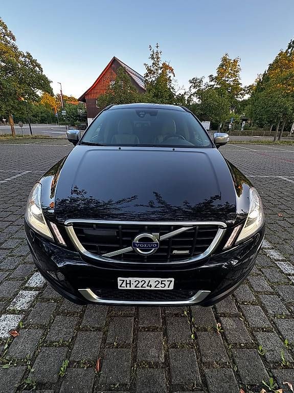 Automobili: VOLVO XC60 D5 AWD R-Design – Usato da Stäfa venduto da Maurinho