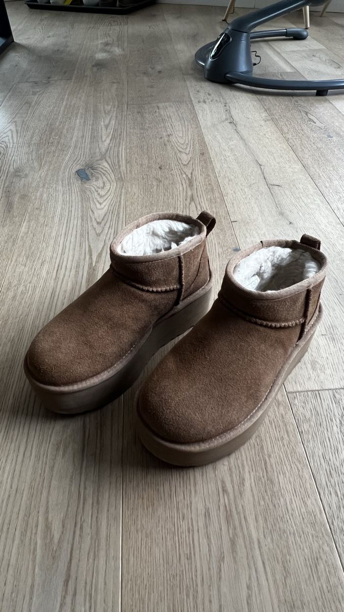 Ugg Scarpe da donna: UGG Classic Mini Platform Boots, Chestnut, Size 36 EU – Usato da Eglisau venduto da Kan_999