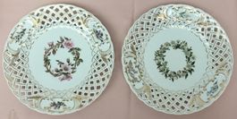 Zwei Zierteller mit Blumenmotiv und Goldrand