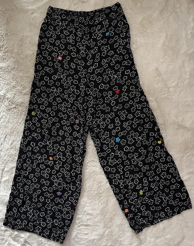 C&A Pantaloni: Pantalon léger avec des fleurs blanches et de couleurs – Usato da Bernex venduto da claraaaa4 1