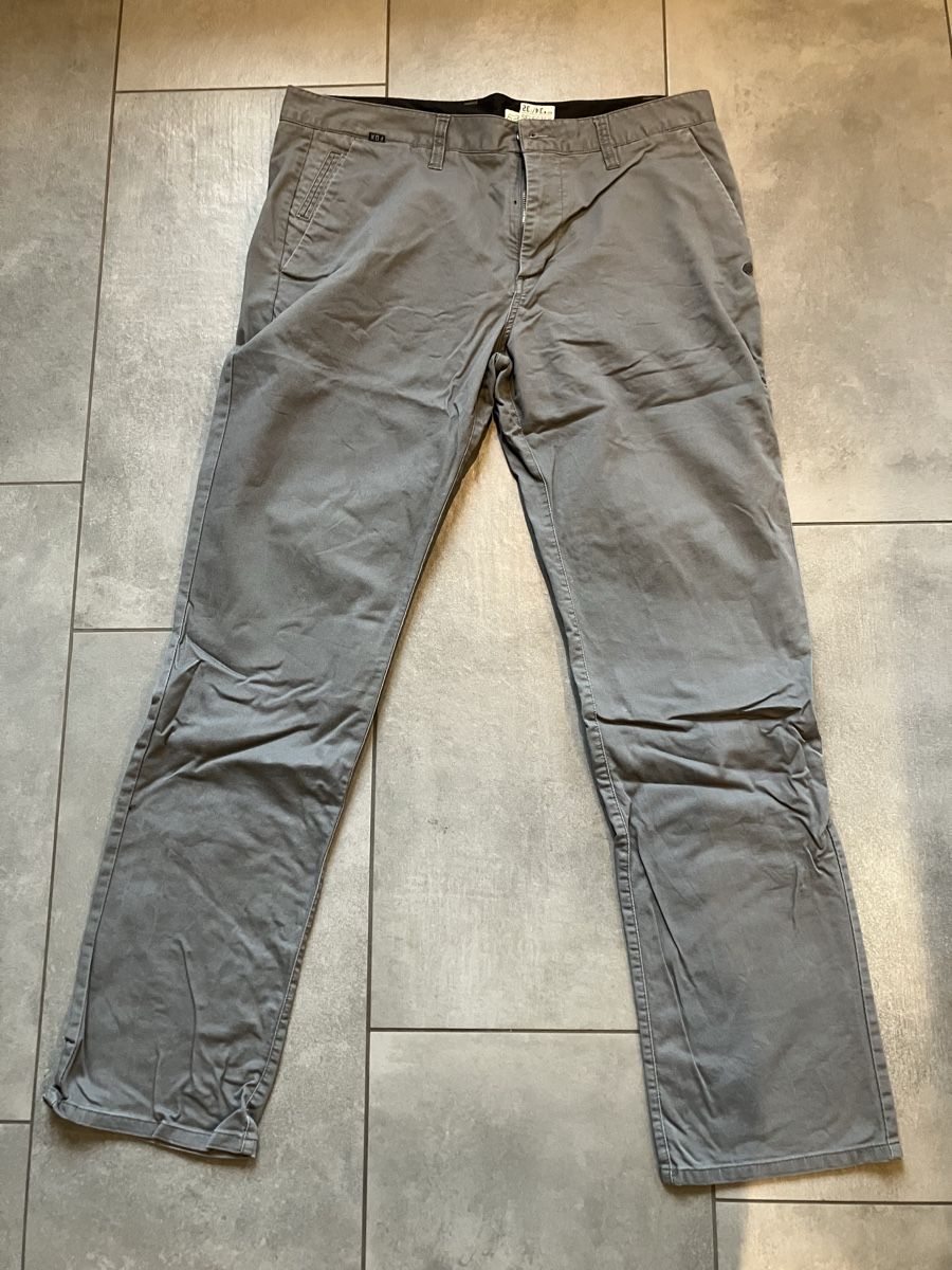 Fox Jeans: FOX Jeans Slim Tapered Grösse 34 – Usato da Dürrenroth venduto da El_fluegu