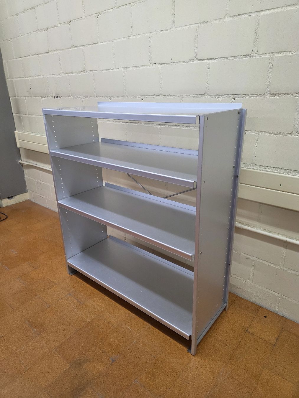 Lehni Scaffali: Designer Aluminium Regal Lehni – Usato da Lichtensteig venduto da UsedIN 4