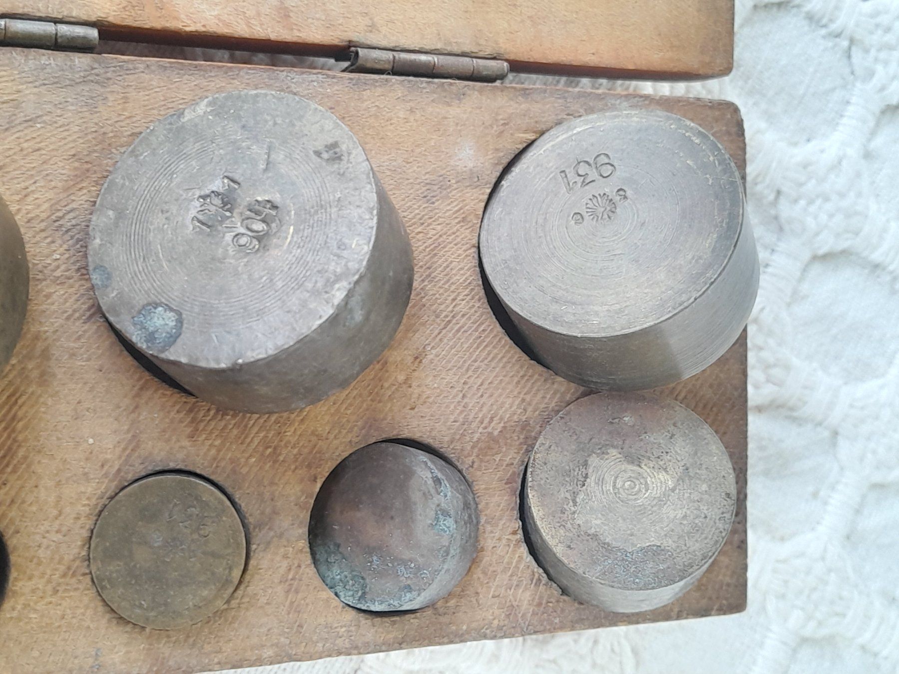 Bilance e pesi: Altes Gewichte-Set mit Holzkasten – Usato da Thun venduto da Treff.....e 6