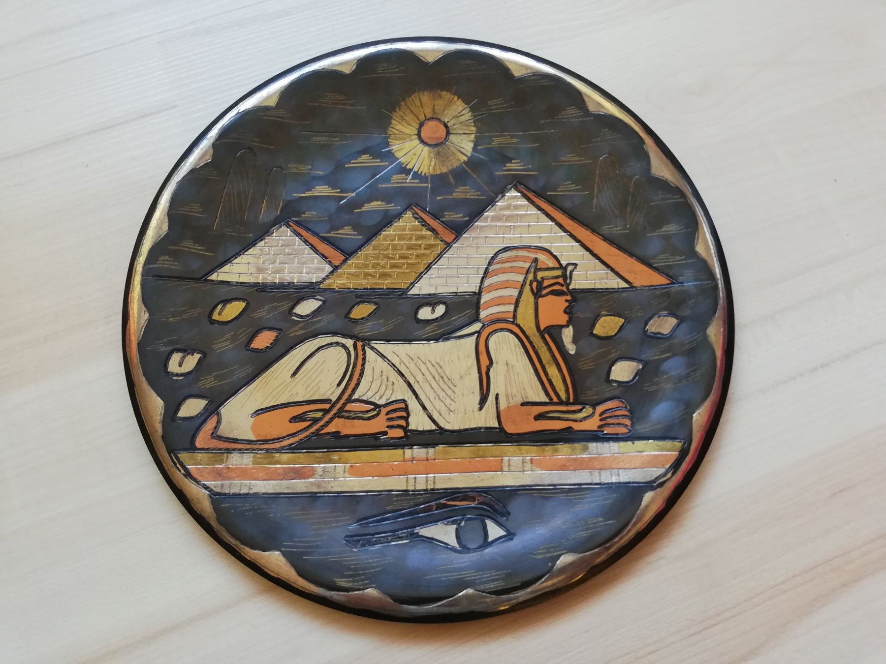 Piatti: Ägyptischer Wandteller / assiette murale Sphinx – Usato da Cheseaux-Noréaz venduto da Towi