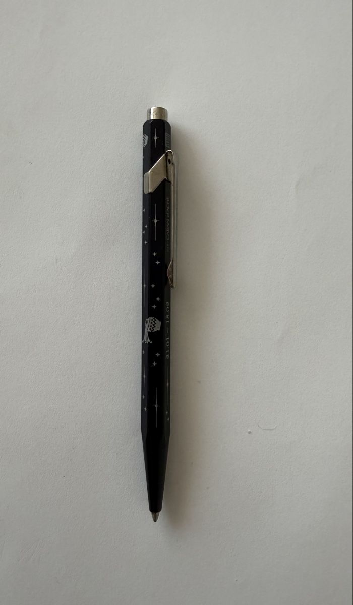 Caran D'Ache Stifte & Marker: Caran d’ache 849 Black Code Kugelschreiber mit Box – Gebraucht aus Oetwil an der Limmat von TOP15 3