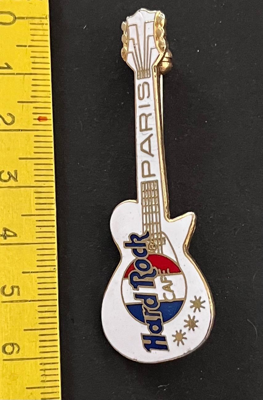 Hard Rock Cafe Plaketten & Abzeichen: Hardrockcafe Gitarre PARIS/ Anstecker – Gebraucht aus Ostermundigen von DaxKarten-75