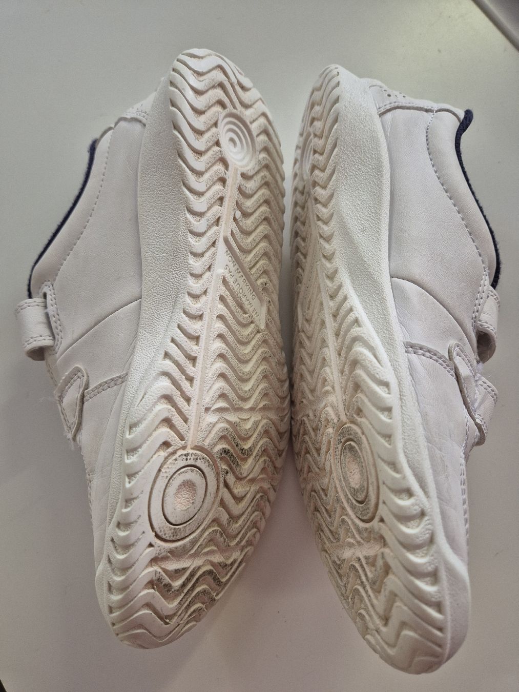 Schuhe für Jungen: Weisse Turnschuhe Gr. 31 Klettverschluss – Gebraucht aus Wichtrach von kne_62tl 1