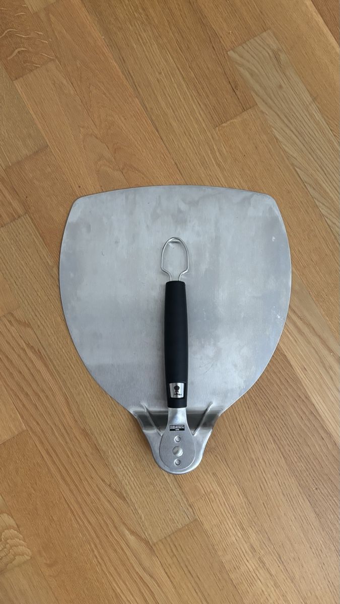 Weber Four à pizza: Pizzaschaufel – D'occasion à Sisseln AG par sam_mb8z