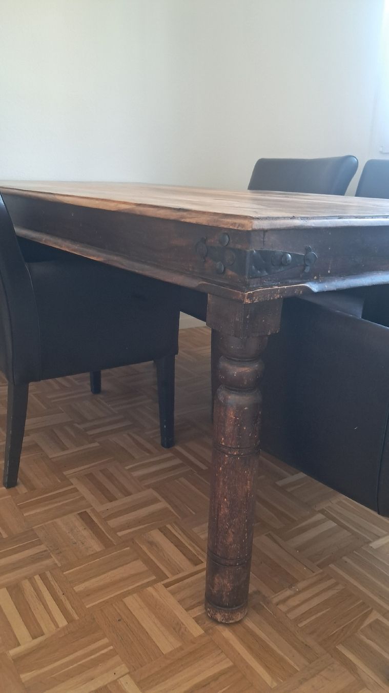 Set de table et chaises: Holztisch mit Lederstühlen – D'occasion à Ebikon par dar_fd2m 1