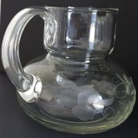 Karaffe mit Weinranken Motiv