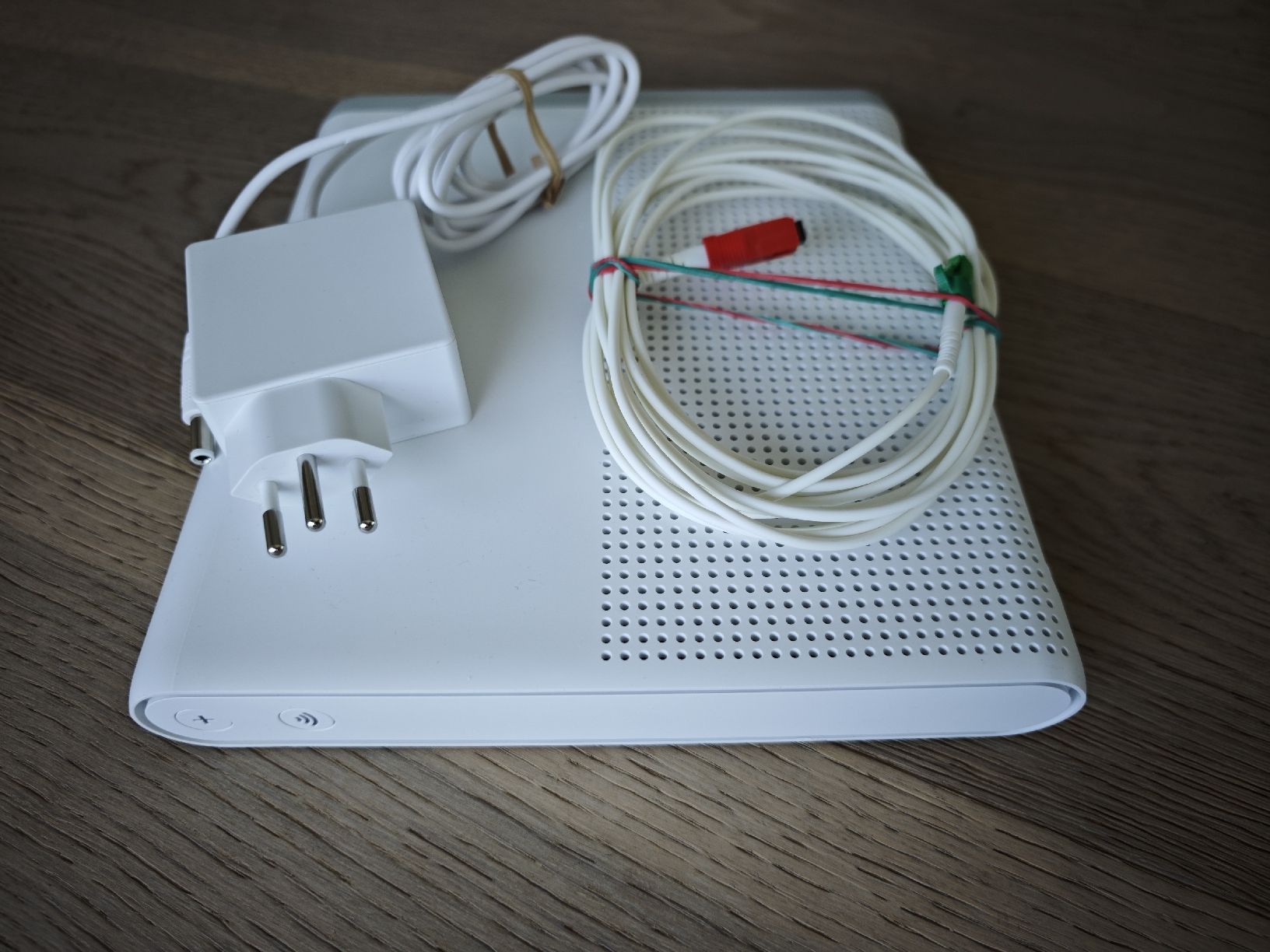 Swisscom Modems & Routeurs: Swisscom Glaskabel Internet Box mit Netzteil und Kabel – D'occasion à Berikon par goandgetit 3
