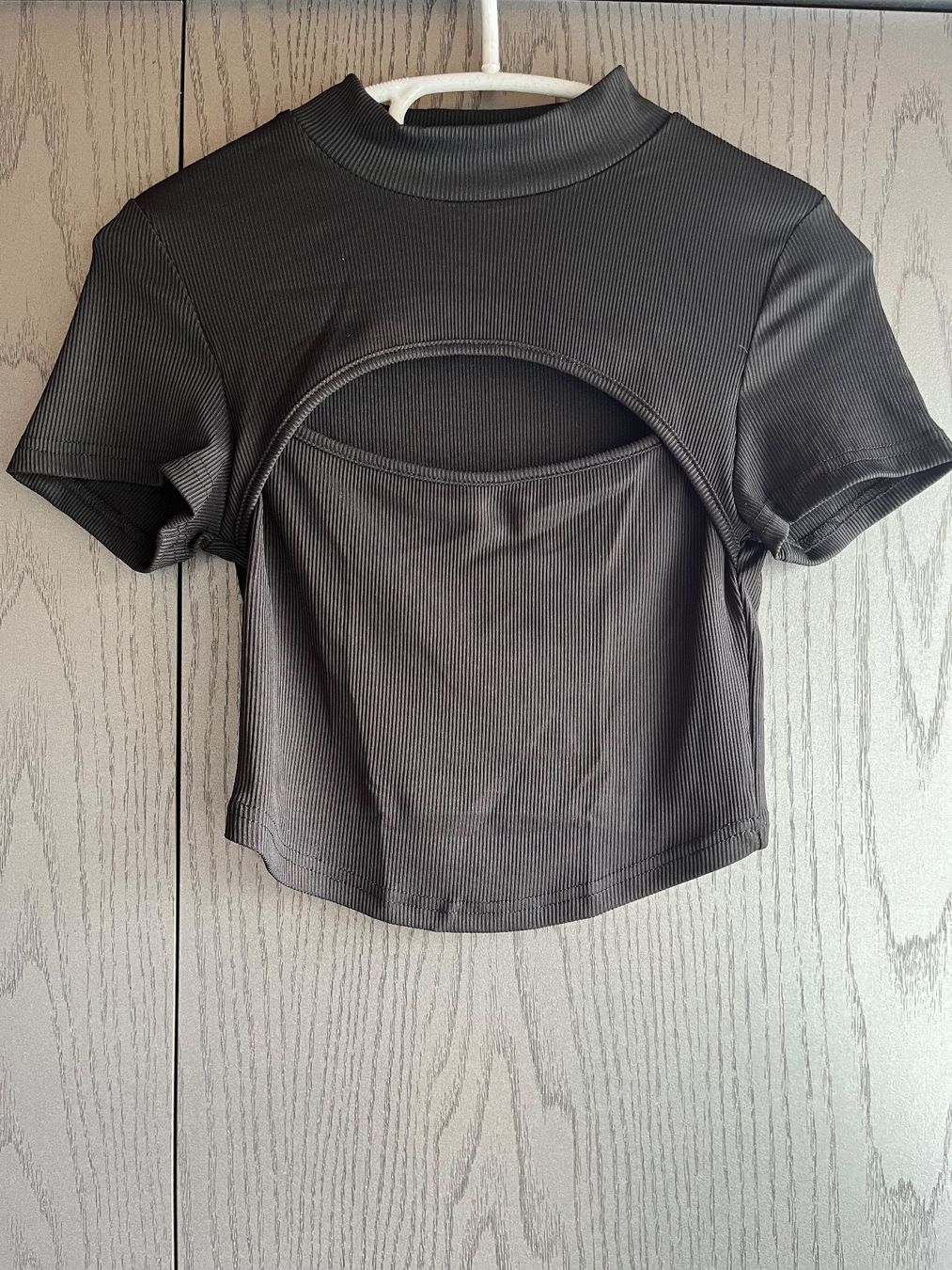 Shein T-shirt: T-shirt noir avec découpe – Usato da Le Locle venduto da Ophelhugy
