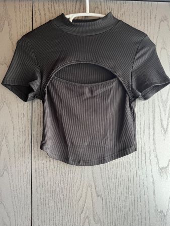 T-shirt noir avec découpe