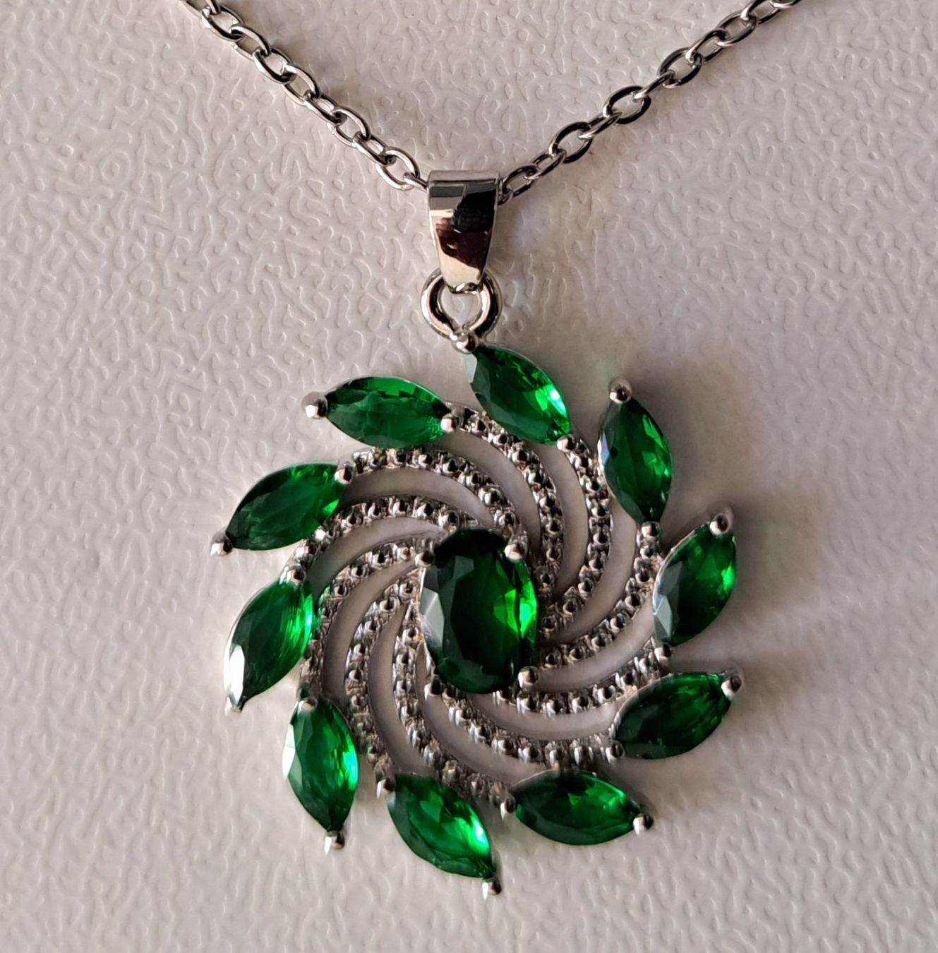 Catenine: Collier avec pendentif en forme de fleur – Nuovo e nell'imballaggio originale da St-Imier venduto da supernova21 1