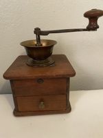 Antike Kaffeemühle aus Holz mit Schublade