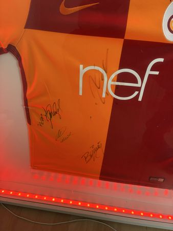 Galatasaray Nike Trikot signiert in Vitrine mit Licht