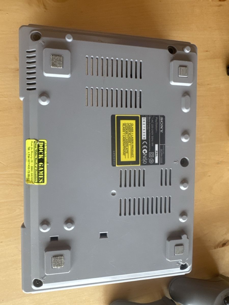 Sony Console: Console PlayStation va1, jeu Tom et Jerry, 2 manettes, Câble – Usato da Flanthey venduto da juju0794 1