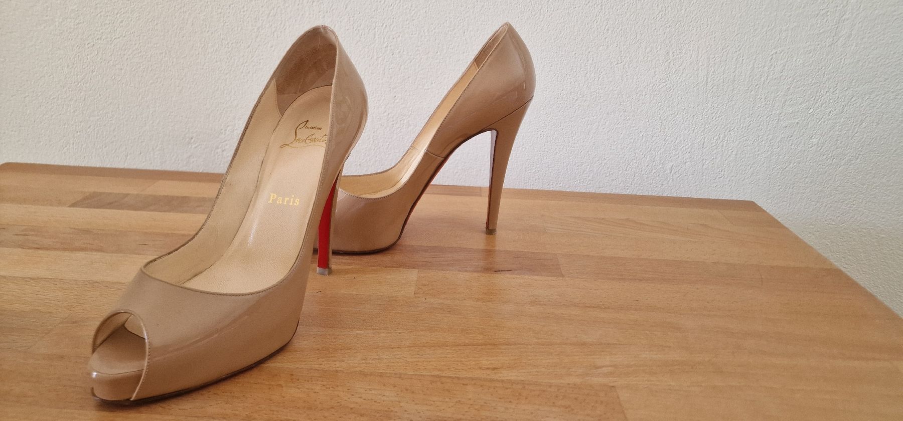 Christian Louboutin Scarpe da donna: Christian Louboutin beige Gr. 38.5 – Nuovo (secondo la descrizione) da Mollis venduto da PilatusStern 1