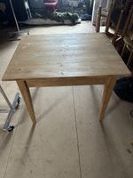 Tisch und Hocker. Massivholz. Schön.