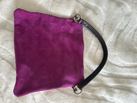 Sac à main en daim violet avec anse en cuir foncé