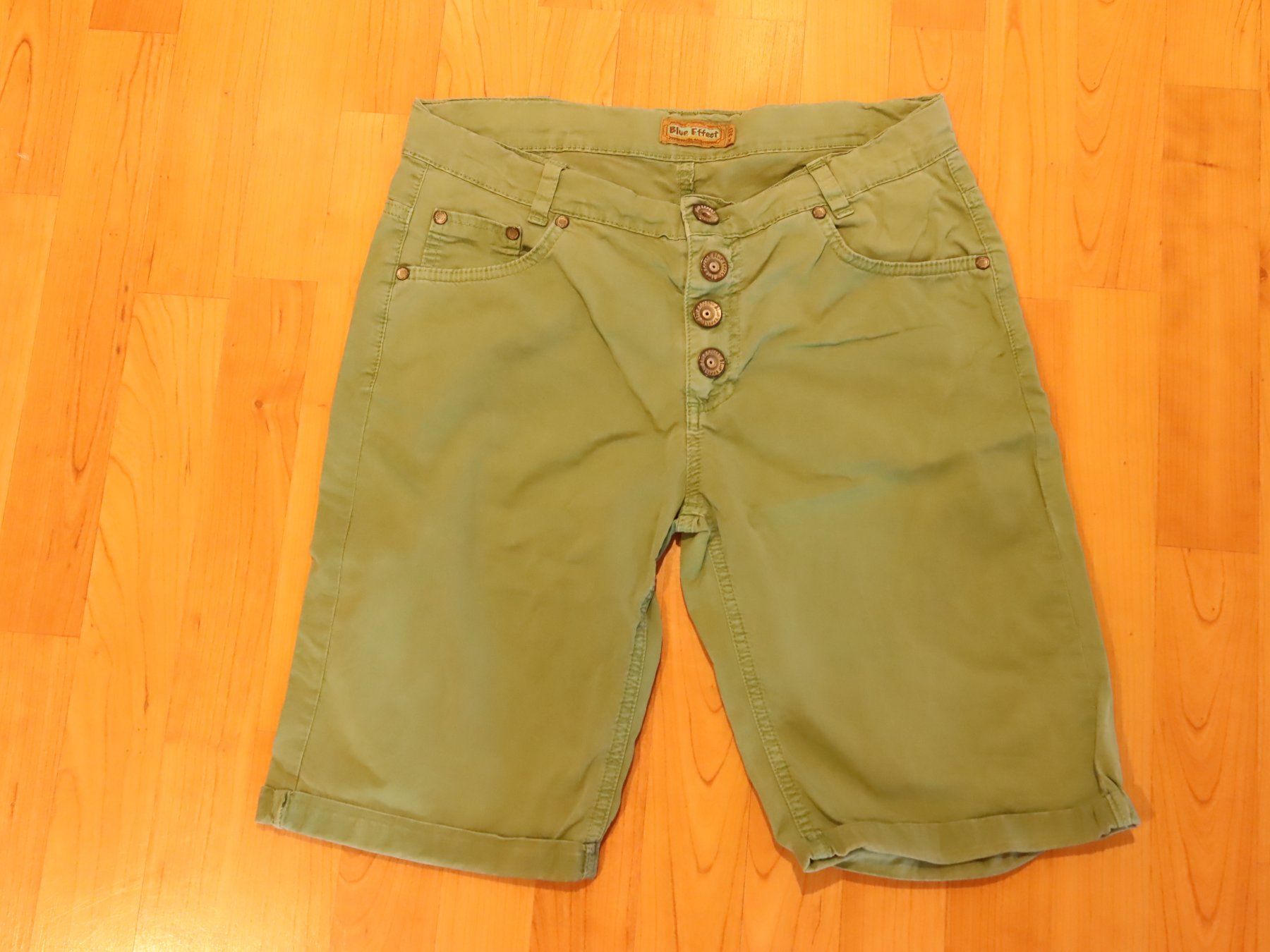Hosen: lindengrüne Mädchen Shorts mit Knopfleiste 176 – Gebraucht aus Wenslingen von Strick4Alpaca
