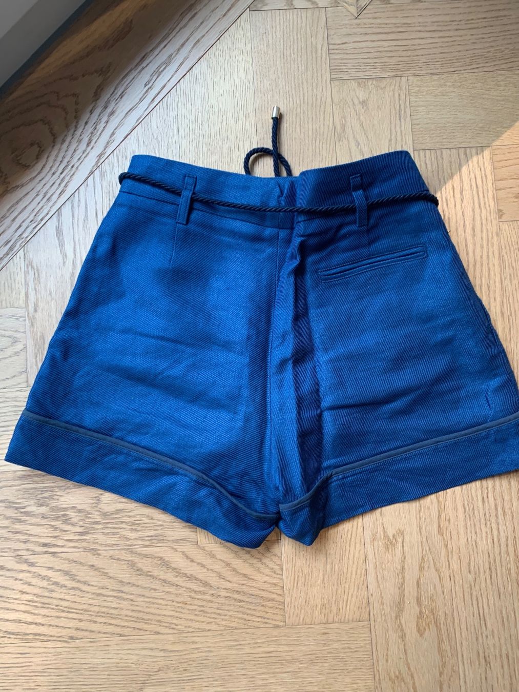 Pantaloni: Tara Jarmon Shorts – Usato da Zürich venduto da aow_8p7m 3
