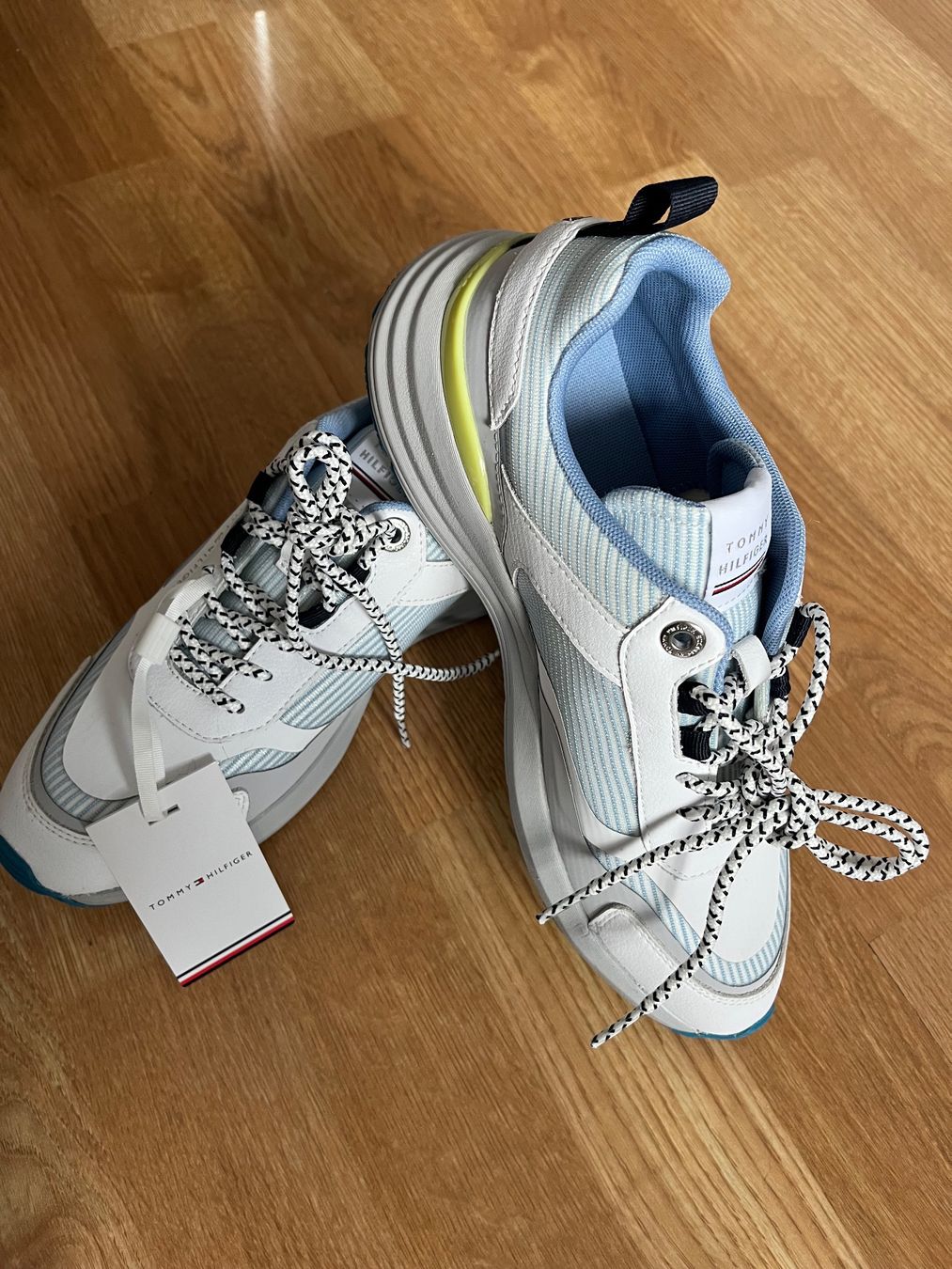 Tommy Hilfiger Damenschuhe: Tommy Hilfiger Sneaker – Neu (gemäss Beschreibung) aus Küsnacht ZH von asc_8wmm