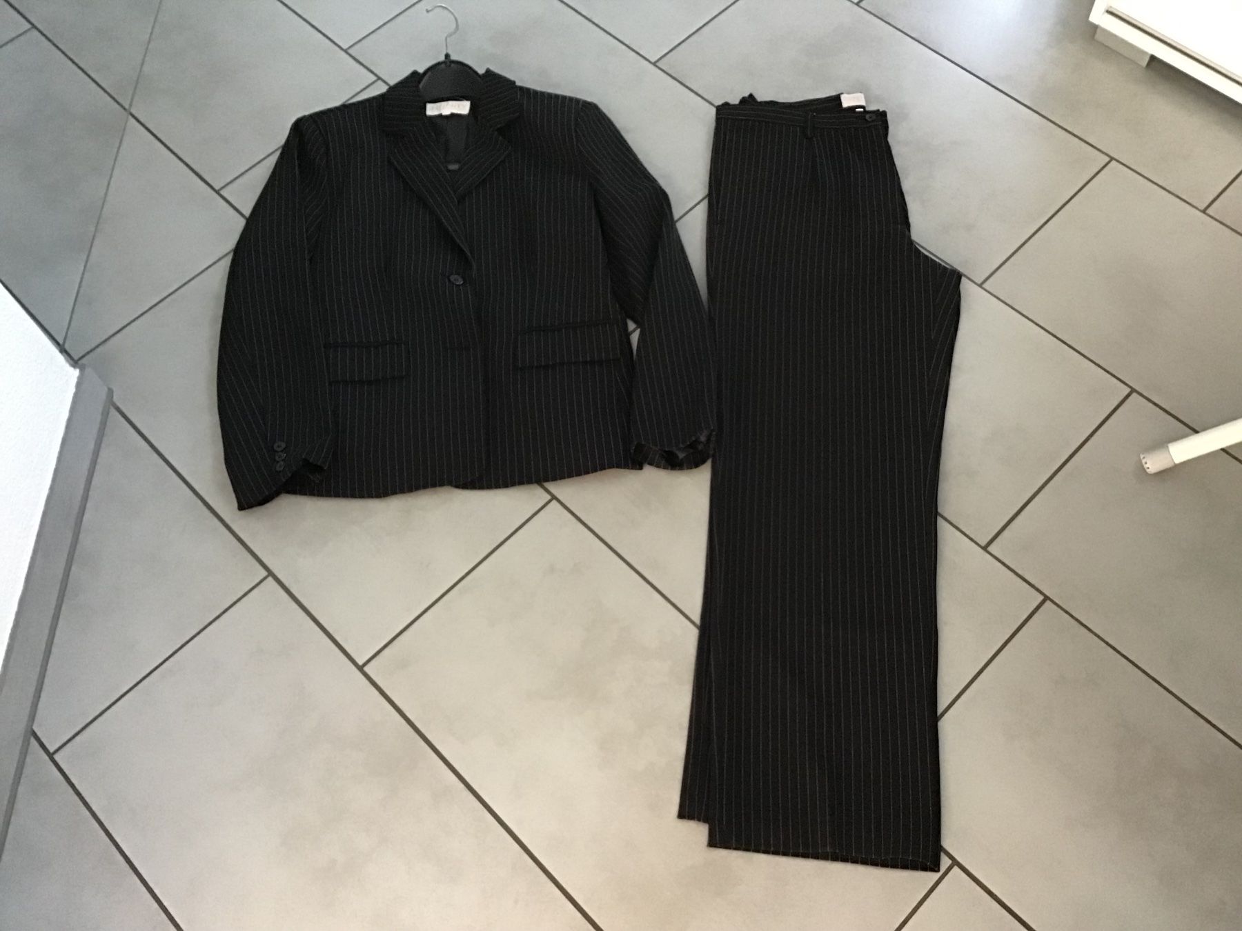 Completi & Tailleur: Anzug  Infinity Woman 42 – Nuovo (secondo la descrizione) da Trimbach venduto da gregy69s