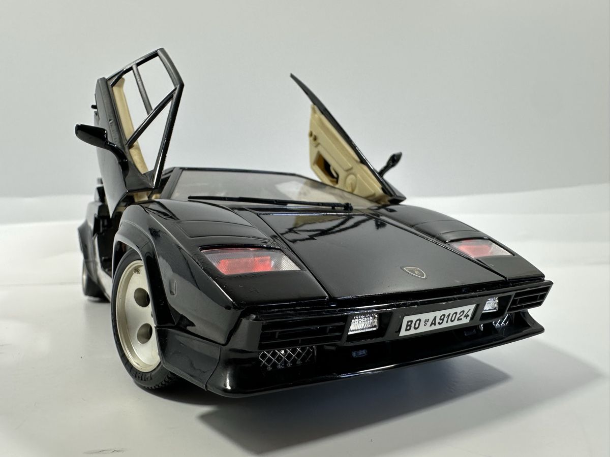 Bburago Modellautos: Lamborghini Countach 1:18, schwarz, BBURAGO  – Gebraucht aus Zofingen von rf9_x2xt 9