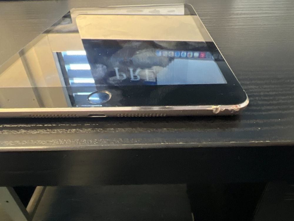 Apple Tablet PC: iPad mini 3 Schwarz 16 GB Displaybruch#9 – Usato da Rotkreuz venduto da Quickseller-Pro 3