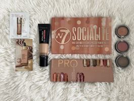 Lot de maquillage: palettes d'ombres, fards, fond de teint