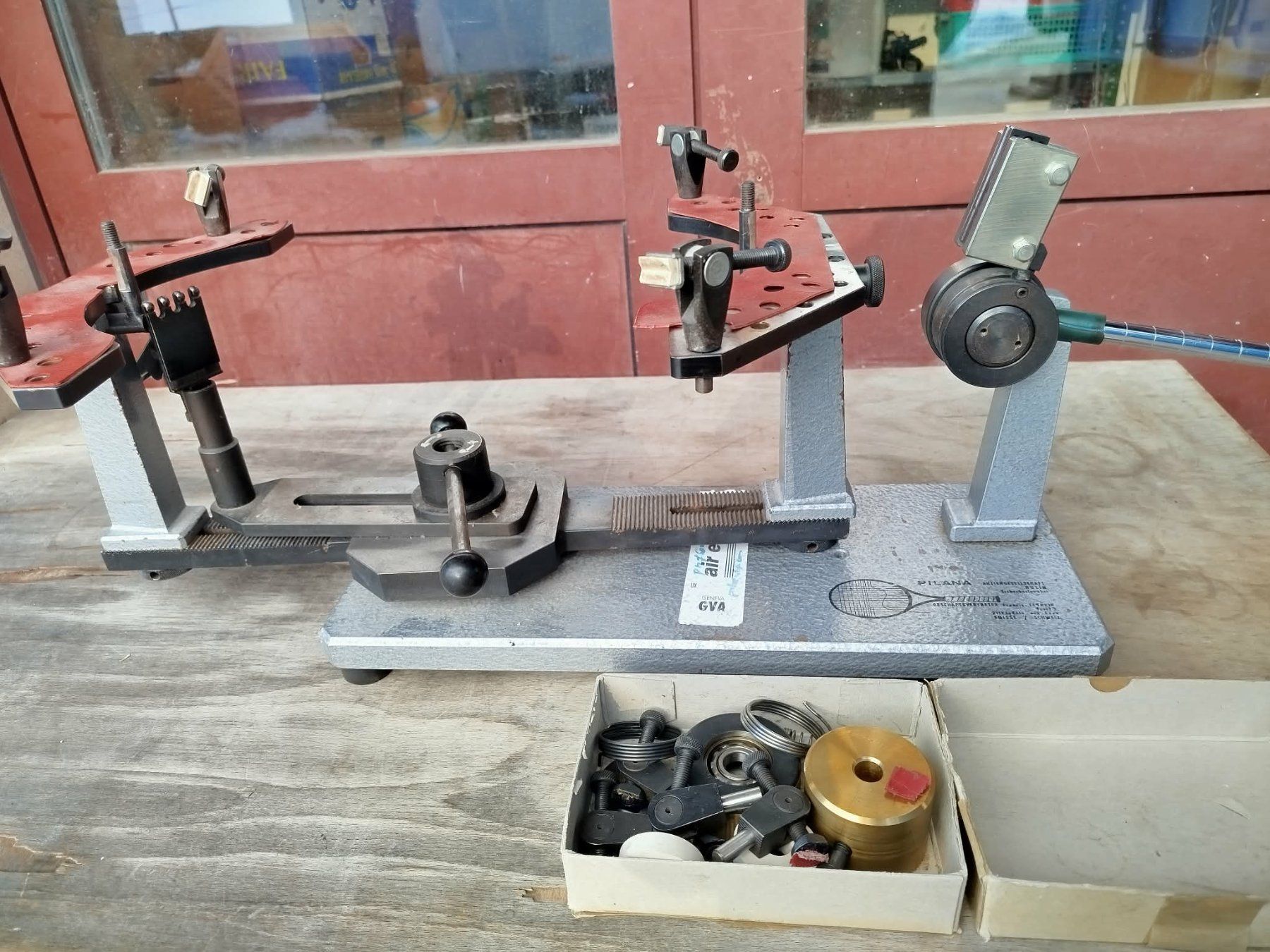 Tutti gli attrezzi: Machine à corder les raquettes de tennis. – Usato da La Chaux-de-Fonds venduto da Emmaus2300CDF