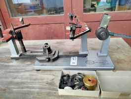 Machine à corder les raquettes de tennis.